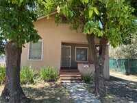 Building Photo - 3 bed, 1 bath, backyard