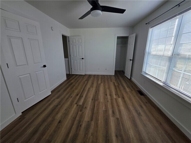 Building Photo - 2304 SE Jayel Terrace