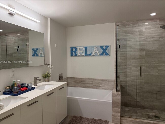 Building Photo - 1300 Brickell Bay Dr