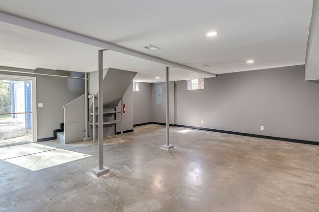 Building Photo - 4 Bedroom Glencliff Home With Garage