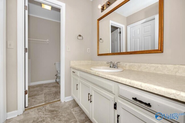 Building Photo - 2048 Woodlawn Dr SW