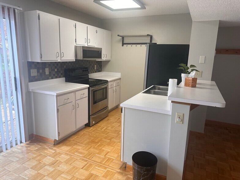 Building Photo - 5125 Singleton Dr