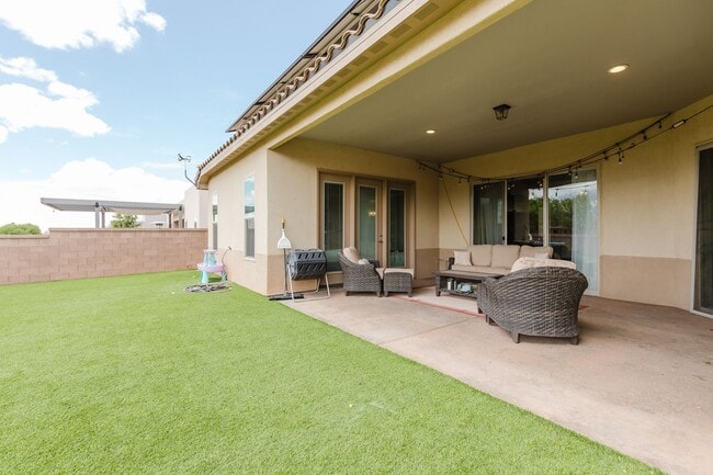 Building Photo - Modern 5 Bedroom Home with Solar Panels - MOVE IN SPECIAL: FIRST MONTH FREE!