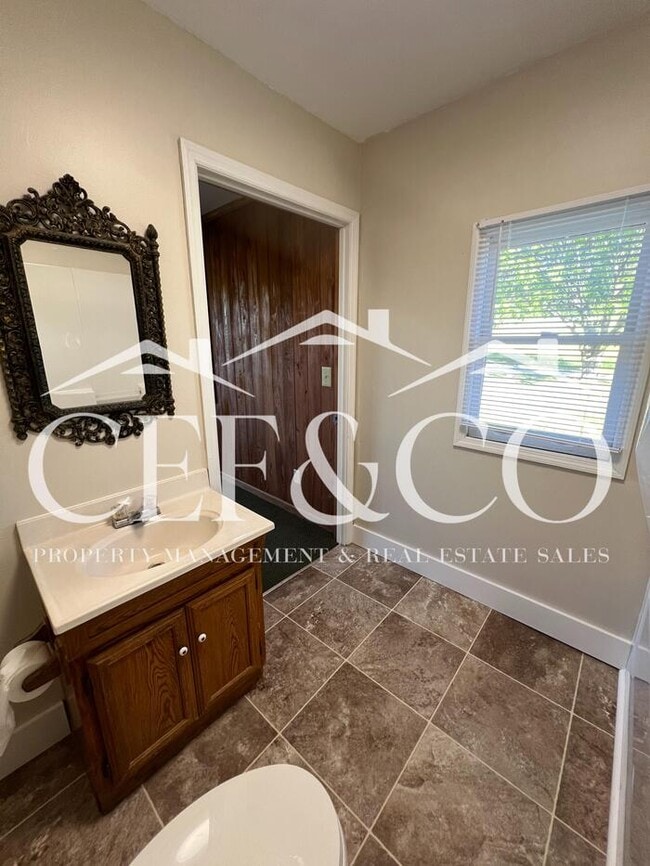 Building Photo - Adorably renovated 3 bedroom now available in Woodruff!