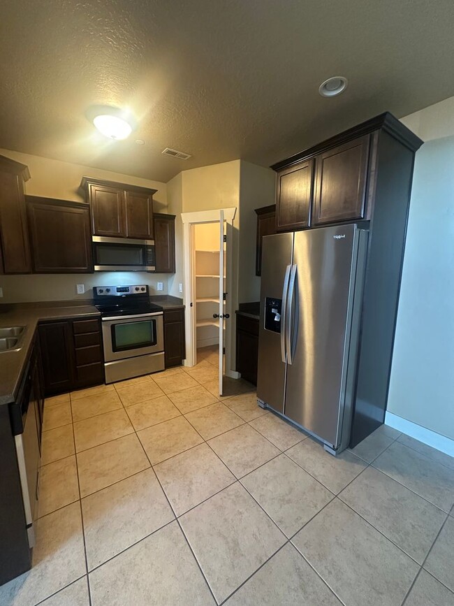 Building Photo - BEAUIFUL HOME!!!