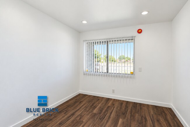 Building Photo - 14235 Vanowen St