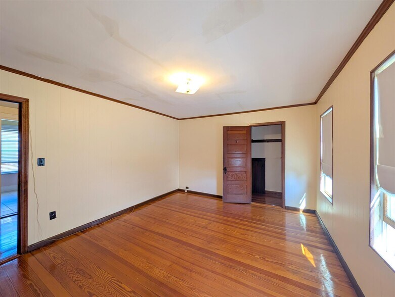 Building Photo - 58 Monument St