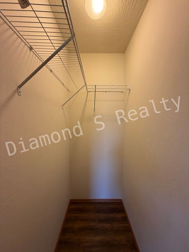 Building Photo - Cute and Clean 3 Bedroom Home Available!