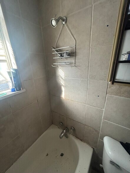 Building Photo - 4025 Beachwood Ave