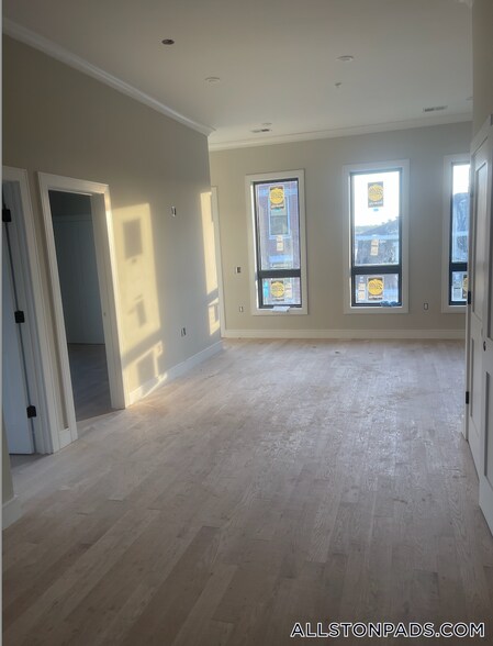 Building Photo - 16-18 Highgate (Roomate Rental) St.