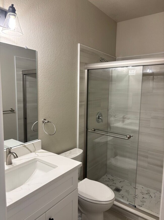 Building Photo - Stunning 4 bed 2 bath rental near Regis in...