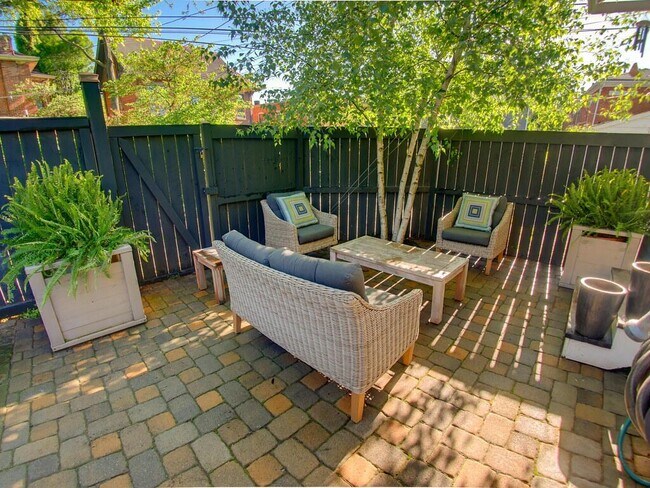 Building Photo - 95 Hull Aly