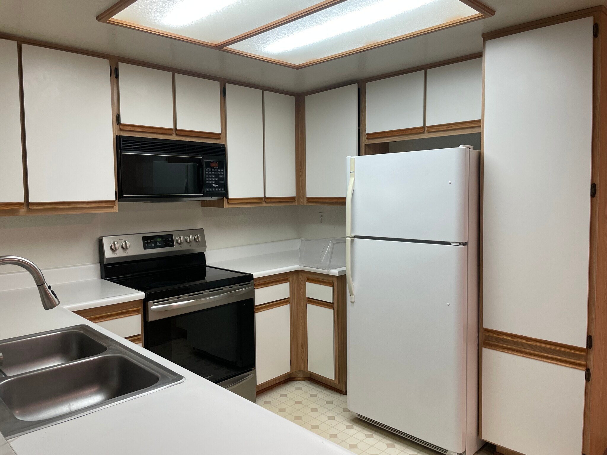 Kitchen with applainces - 2800 Keller Dr