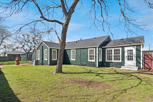 Building Photo - 602 W Pecan St