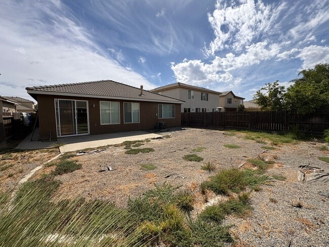 Building Photo - 3042 W Delta Ave
