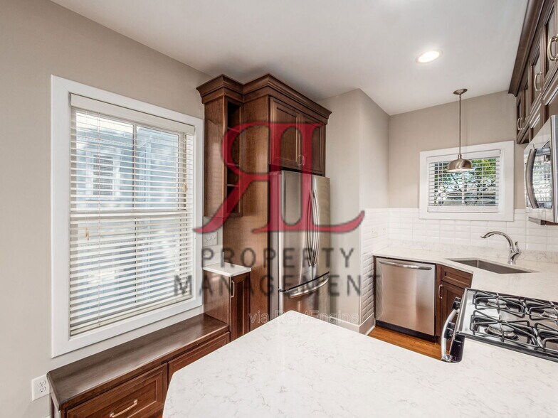 Building Photo - 782 Summit St