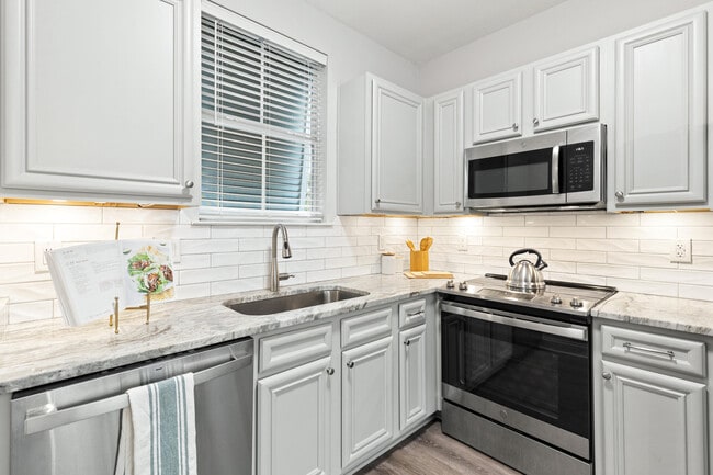 Building Photo - 24 Talon Ct