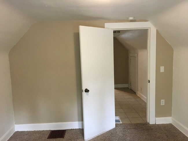 Building Photo - Beautiful 3 Bedroom 1 bath house in St. Paul