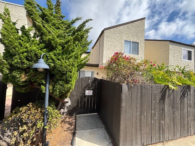 Building Photo - Spacious 3BD/2.5BA Townhouse in UTC W/ 2-C...