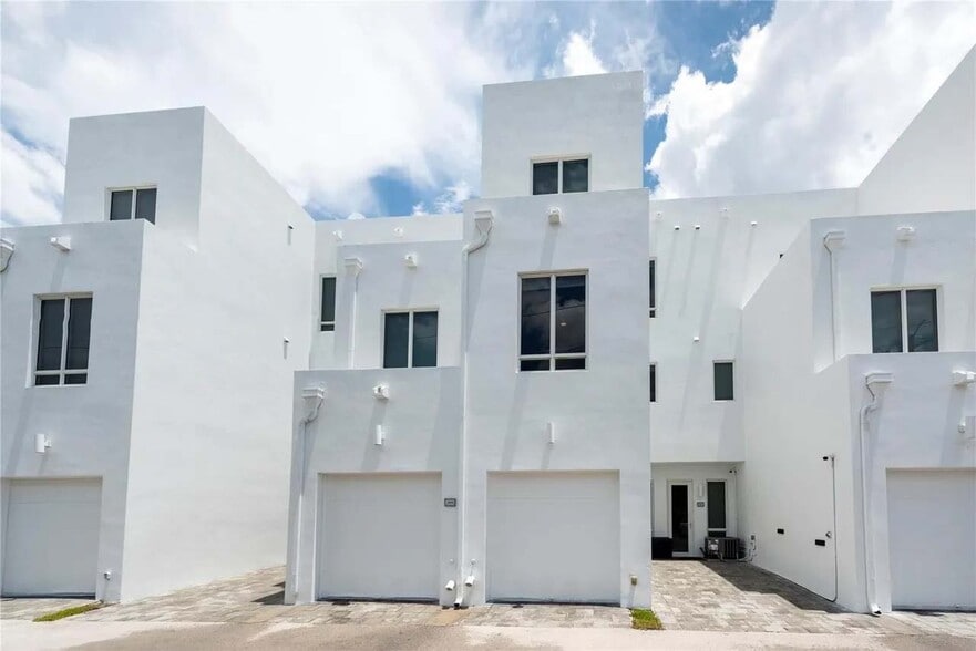 Private Garage (Ground Floor) - 10260 NW 63rd Ter