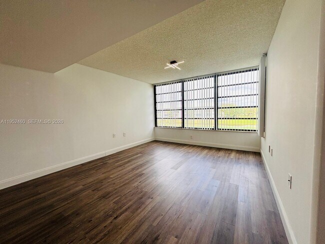 Building Photo - 1703 Whitehall Dr