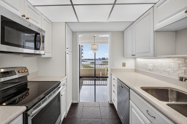 Building Photo - 5540 N Ocean Dr