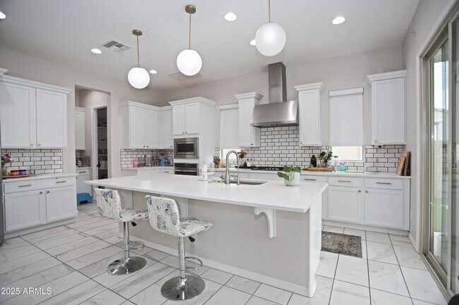 Building Photo - 947 E Ladbroke Way