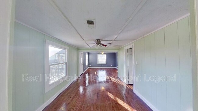 Building Photo - 1030 Oak Dr