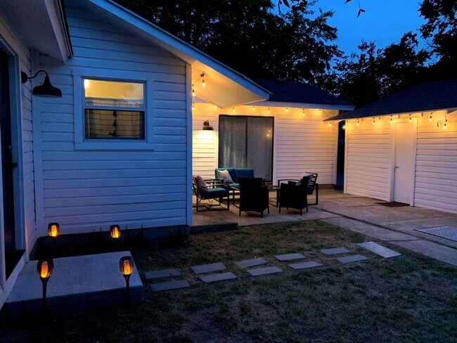 Building Photo - Amazing 3 Bed, 2 Bath Rental in Desirable Oakhurst Subdivision of Fort Worth- 76111