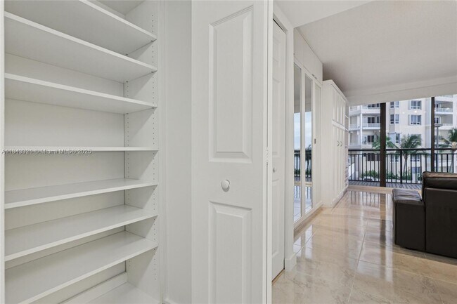 Building Photo - 540 Brickell Key Dr