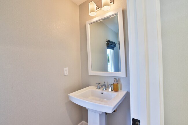 Building Photo - Modern 3-Bedroom Townhome with Rooftop Dec...