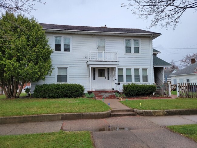 Building Photo - 214 Maple St