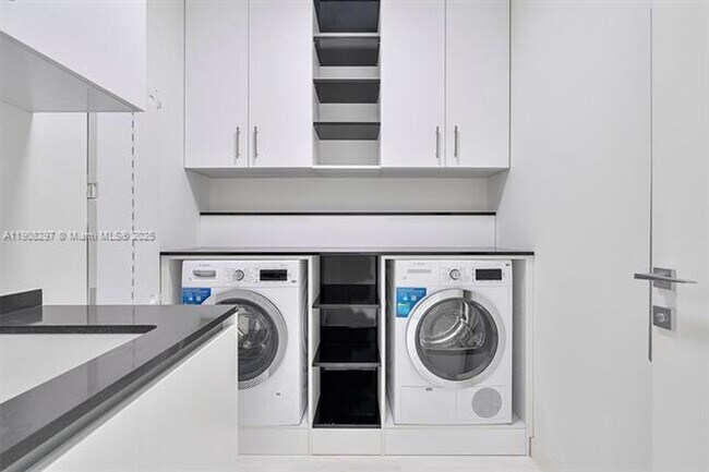 Building Photo - 300 Biscayne Blvd Way