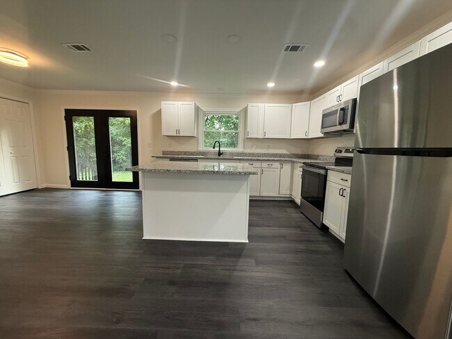 Building Photo - 4 Bedrooms, 2 Bathrooms - Home in Armuchee! **NEWLY REMODELED!!**