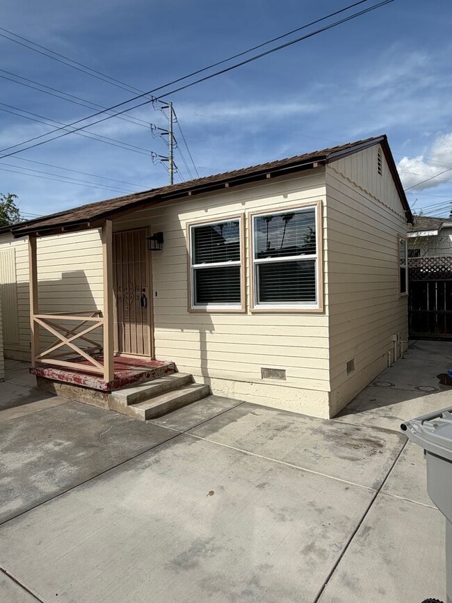 Building Photo - 4832-4834 Kansas St