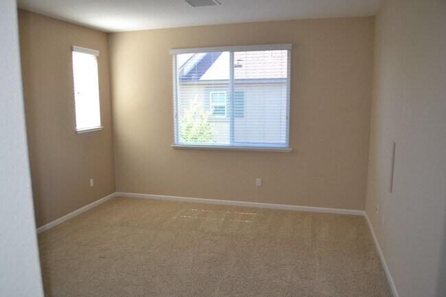 Building Photo - Beautiful 3 bedroom home available in Sout...