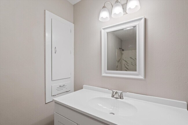 Building Photo - GREAT LOCATION AND MOVE IN READY