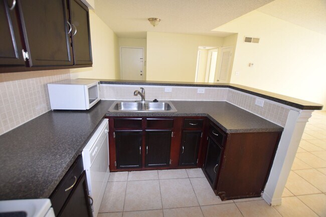 Building Photo - 2 Bedroom, 2 Bath Condo at 4627 Cason Cove...