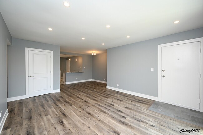 Building Photo - 9381 Bay Colony Dr