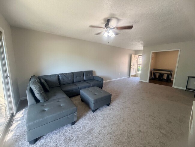 Building Photo - 5516 Lakeshore Dr