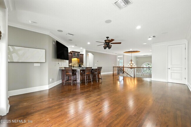 Building Photo - 2061 Crown Dr