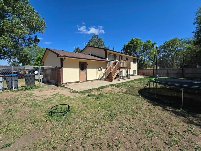 Building Photo - Spacious 5-Bedroom Bi-Level Home Near F.E. Warren AFB!