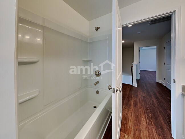Building Photo - 174 Larragan Dr