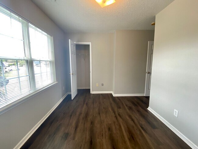 Building Photo - Well Maintained 2 Bedroom Townhome!