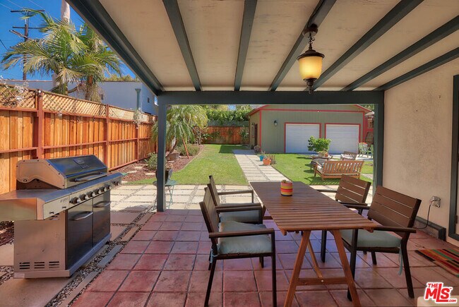 Building Photo - 752 N Las Palmas Ave