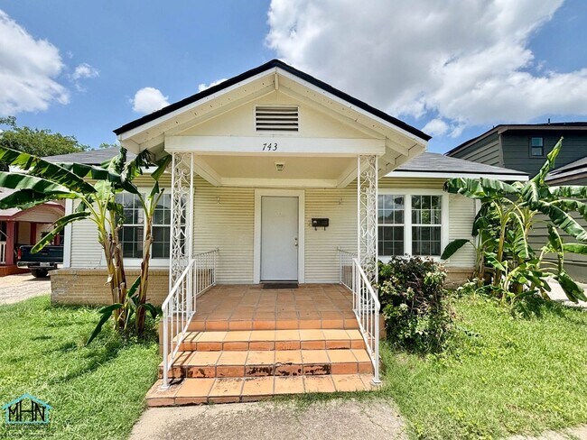Primary Photo - Cozy and Bright 3bedroom/1bath Vintage cha...