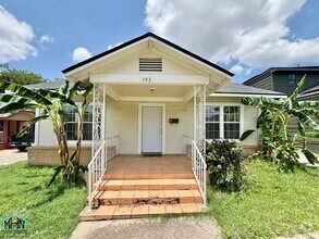 Building Photo - Cozy and Bright 3bedroom/1bath Vintage cha...