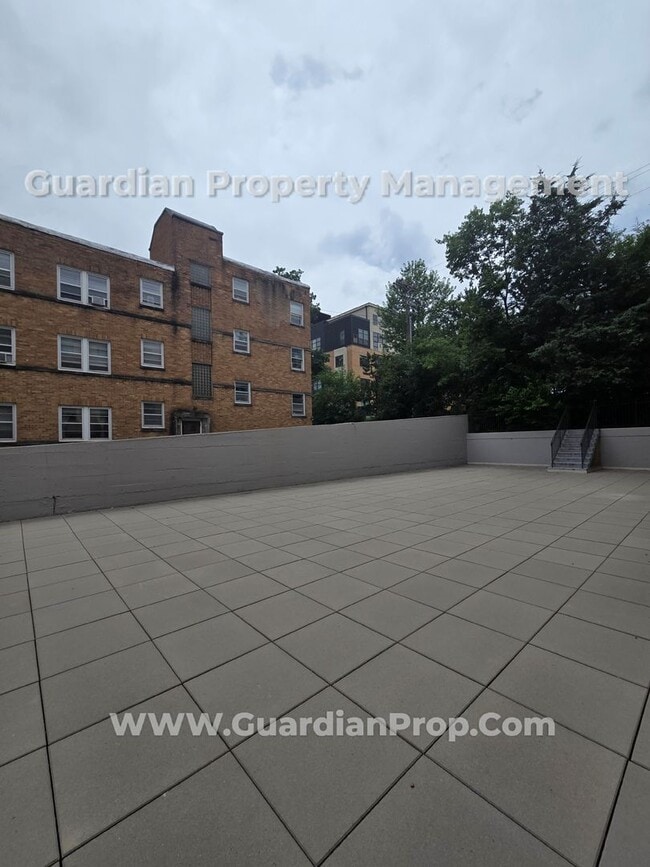 Building Photo - Dean Parkway  2bd-2ba Condo, Hardwood Floo...