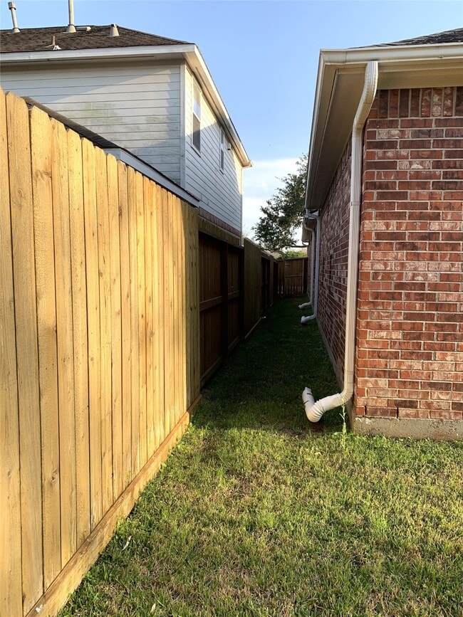 Building Photo - 2611 Summer Rain Dr