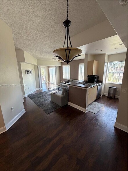 Building Photo - 2427 Centergate Dr